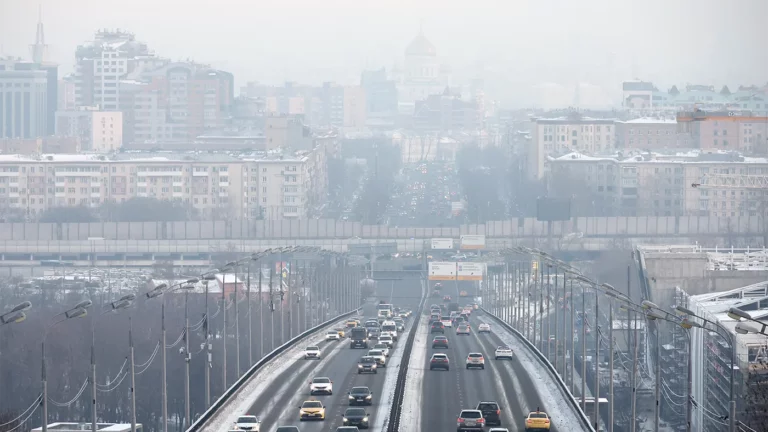 Синоптик: на выходных в Москве из-за выбросов машин и котельных могут ввести «режим черного неба»