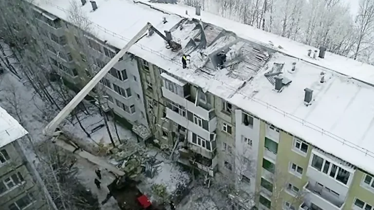 Число погибших при взрыве газа в жилом доме в Нижневартовске увеличилось до десяти