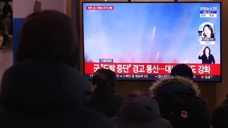 Военные КНДР открыли огонь в ответ на учения Южной Кореи и США