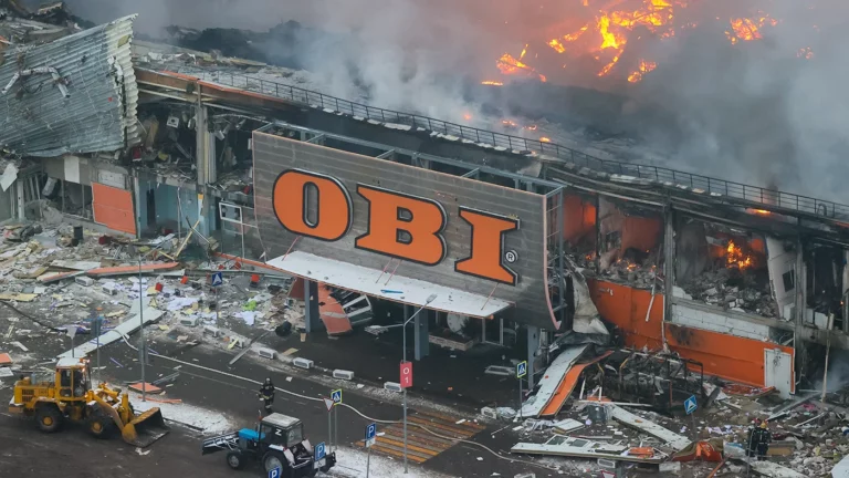 На территории ТЦ «Мега Химки» сгорел гипермаркет OBI, один человек погиб. Главное