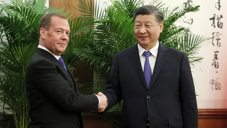 Встреча Медведева и Си в Пекине. Какие послания глава «Единой России» передавал лидеру КНР от Владимира Путина