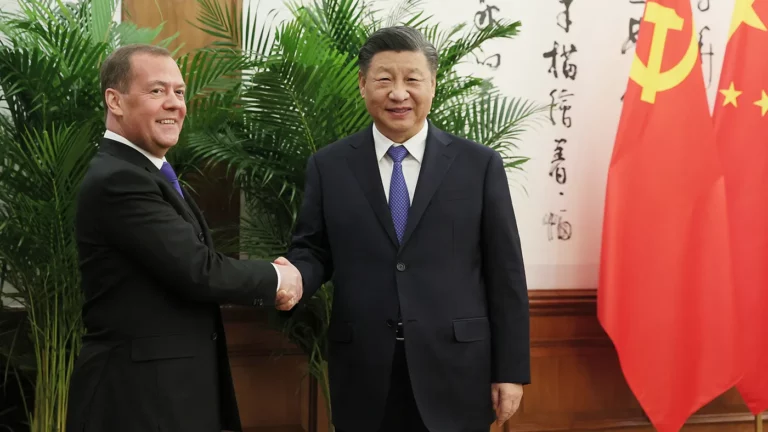 Медведев встретился с главой КНР Си Цзиньпином в Пекине и передал «послание» от Путина