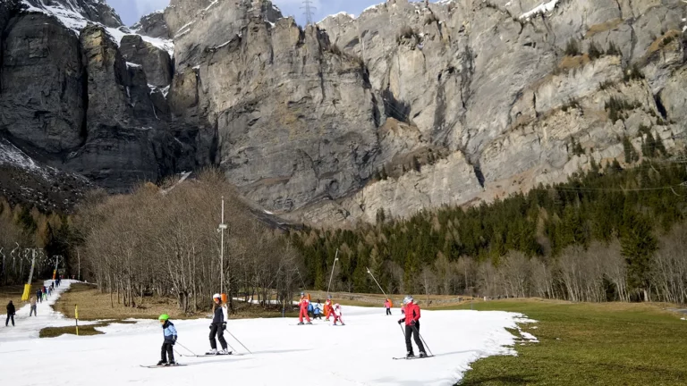 Альпийские горнолыжные курорты не могут открыть сезон из-за отсутствия снега