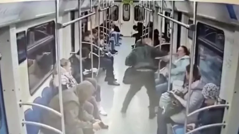 Пассажирка московского метро ударила попутчицу ножом в лицо
