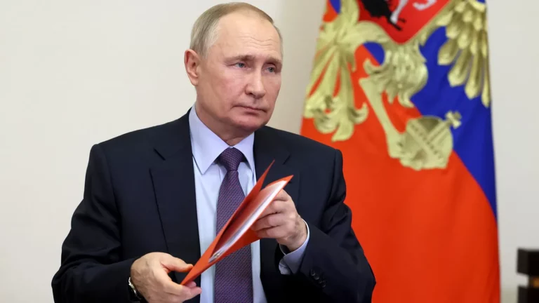 Путин подписал закон о полном запрете «пропаганды» ЛГБТ
