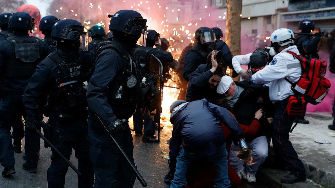 Париж охвачен беспорядками из-за протеста против пенсионной реформы. Фотогалерея