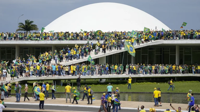 Сторонники экс-президента Бразилии ворвались в Конгресс и президентский дворец, сотни человек задержаны. Что известно