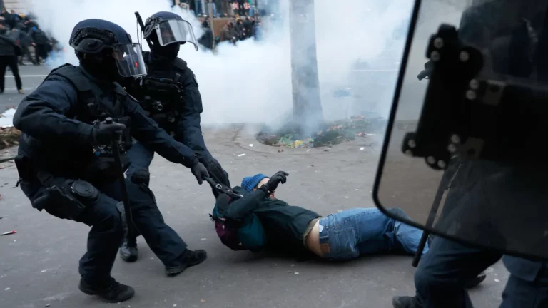 Акции протеста против пенсионной реформы во Франции переросли в беспорядки