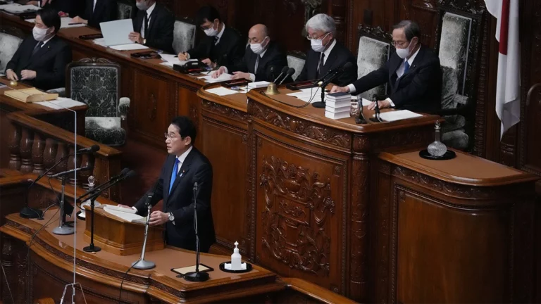 Премьер Японии анонсировал «беспрецедентные меры» для повышения рождаемости