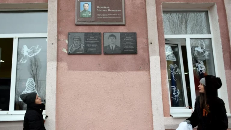 «Би-би-си»: в России открыли первую мемориальную доску заключенному, воевавшему в составе «ЧВК Вагнера». Он был осужден за убийство