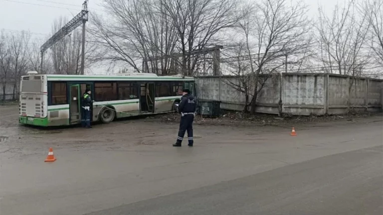 В Ростовской области рейсовый автобус врезался в бетонный забор. Пострадали 13 человек