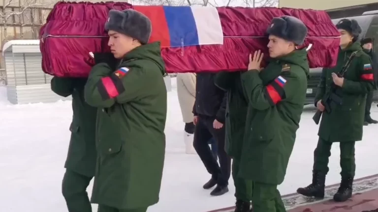 На Урале с почетным караулом похоронили бойца ЧВК «Вагнер». Он был осужден за убийство матери