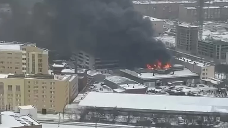 На северо-востоке Москвы горит склад. К месту ЧП вызвали авиацию