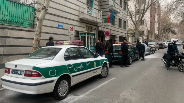 В Иране произошло нападение на посольство Азербайджана. Есть погибший