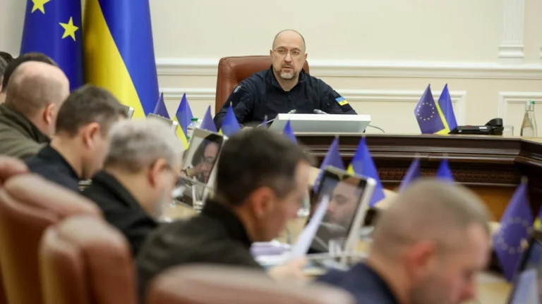 Кабмин Украины запретил чиновникам и депутатам покидать страну без разрешения
