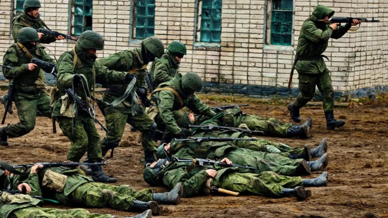 Как депутаты и чиновники предлагают перевести жизнь россиян на «военные рельсы»