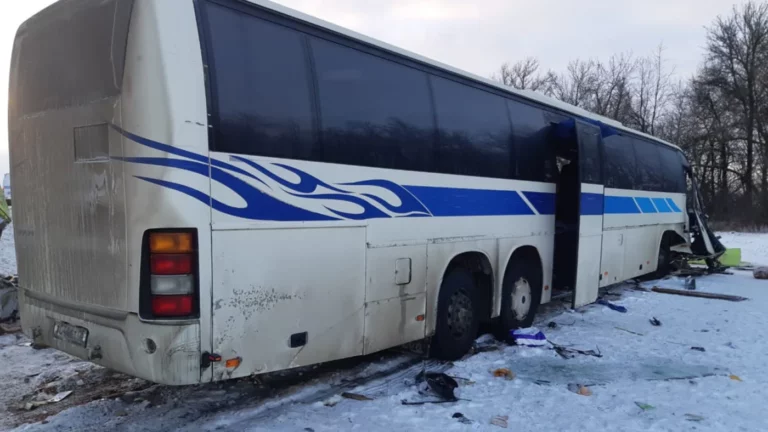 Фура столкнулась с автобусом под Волгоградом. Пострадали девять человек