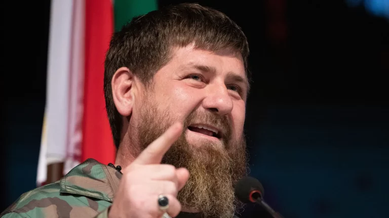 «Ты найдешь ту кару, которую так рьяно ищешь». Кадыров — о датском ультраправом политике, который сжег Коран