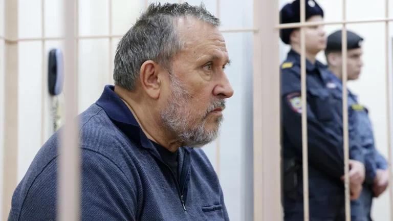 Бывшего директора театра «Красный факел» Александра Кулябина отправили под домашний арест по делу о растрате