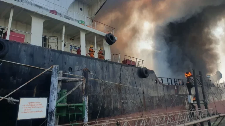 В Таиланде взорвался танкер. Восемь рабочих пропали без вести
