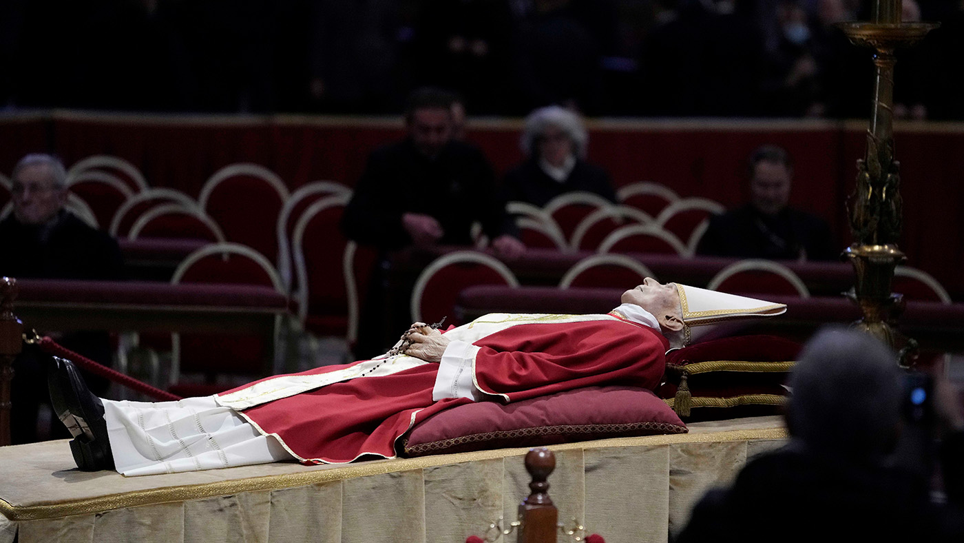 В соборе Святого Петра в Ватикане проходит прощание с папой Бенедиктом XVI. Фотогалерея