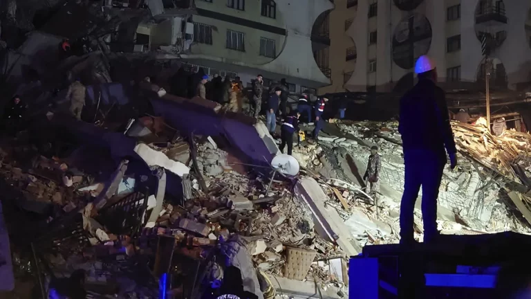 В Турции произошло землетрясение магнитудой 7,8. Есть разрушения и погибшие