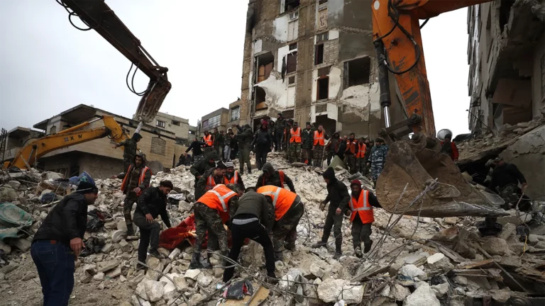 Трагедия в реальном времени: очевидцы сняли последствия разрушительного землетрясения в Турции