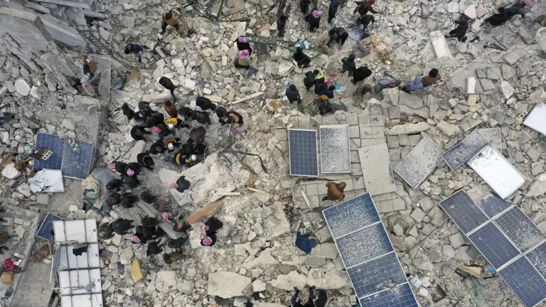 Работники гражданской обороны и жители обыскивают обломки разрушенных зданий в городе Гарем, провинция Идлиб, Сирия, 6 февраля 2023