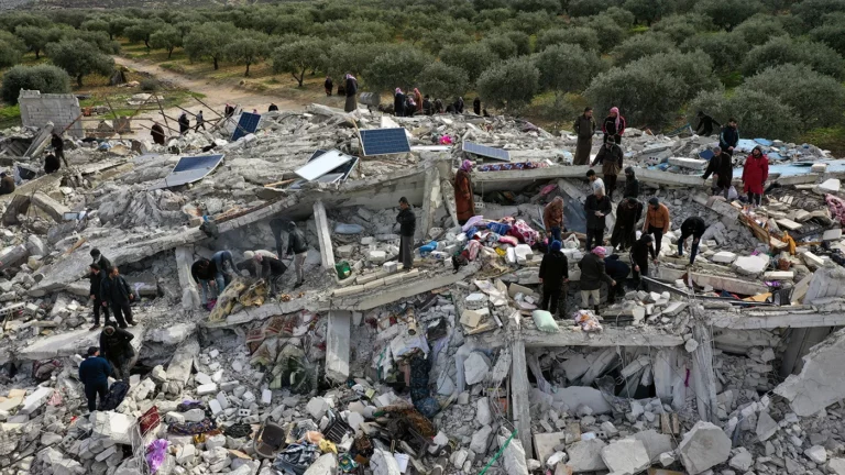 Число погибших из-за землетрясений в Турции и Сирии достигло почти 8 тысяч