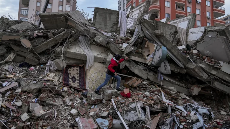 Число погибших при землетрясении в Турции достигло 3 381