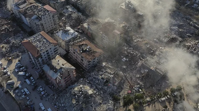 Би-би-си: многие разрушенные землетрясением дома в Турции построили в обход стандартов безопасности