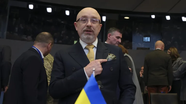 Министр обороны Украины заявил, что Зеленский решил не увольнять его
