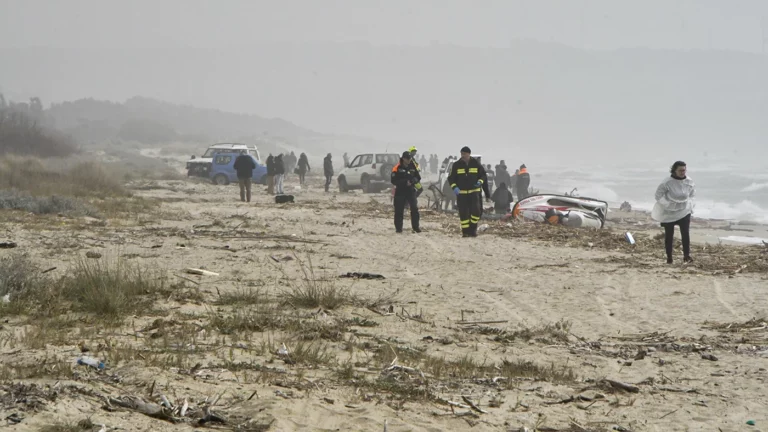 У берегов Италии потерпело крушение судно с мигрантами. Более 40 человек погибли