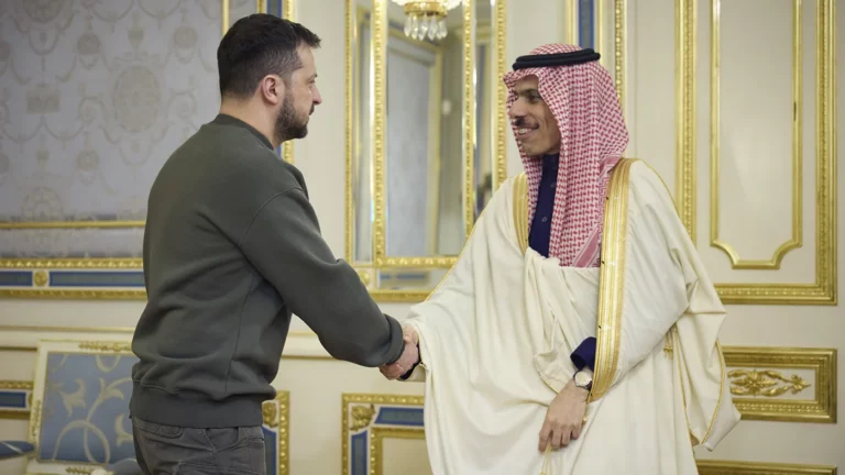 Глава МИД Саудовской Аравии впервые посетил Украину и встретился с Зеленским