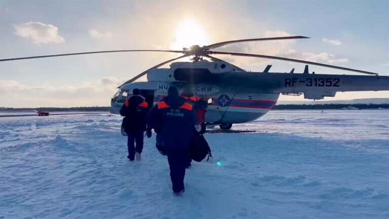 На Сахалине обнаружили пропавший с радаров вертолет Robinson. Он совершил аварийную посадку