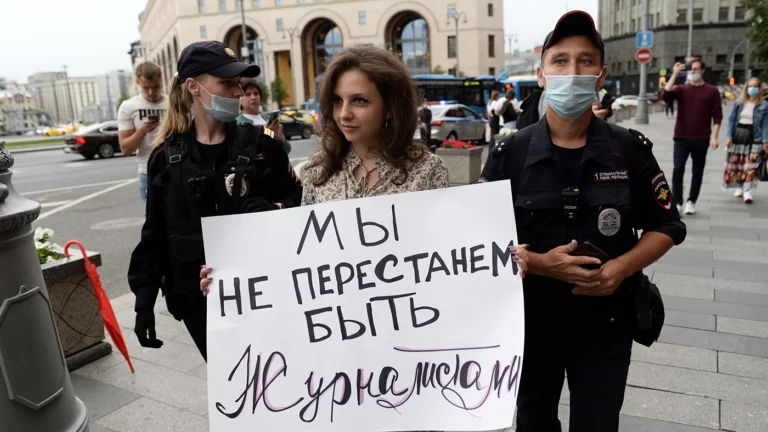 Журналистка Юлия Старостина во время одиночного пикета у здания ФСБ