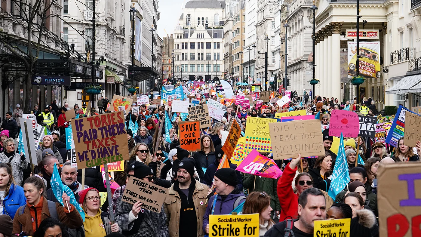 Крупнейшая за 10 лет забастовка в Великобритании. Фотогалерея