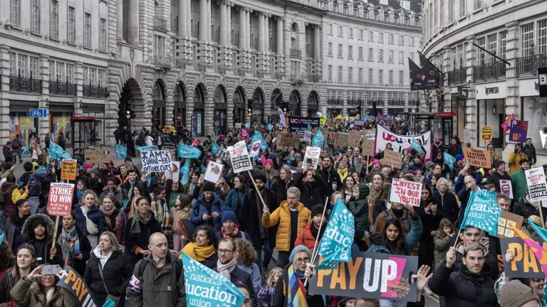 Великобританию парализовала крупнейшая забастовка десятилетия. Что там происходит