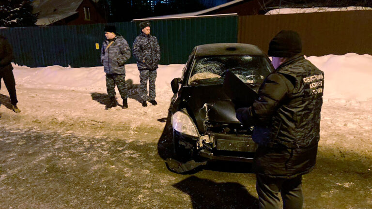 В Подмосковье автомобиль сбил двоих детей на пешеходном переходе. Один ребенок погиб