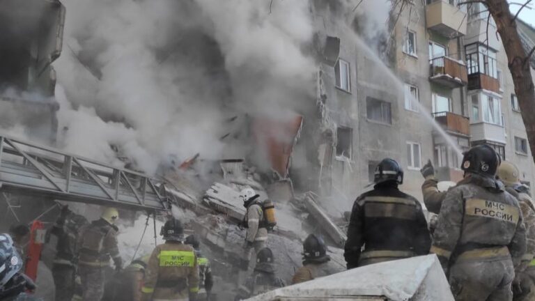 В центре Новосибирска обрушились два подъезда жилой пятиэтажки из-за взрыва газа