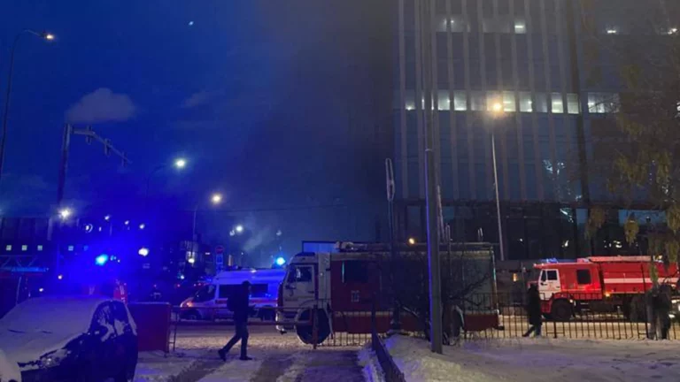 В «Москва-Сити» загорелась одна из строящихся башен