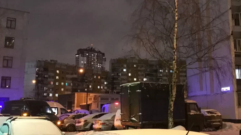 В московском районе Жулебино с крыши многоэтажного дома упали две школьницы