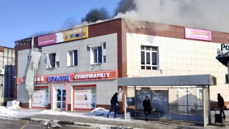 Город Шебекино в Белгородской области попал под обстрел. Горит торговый центр