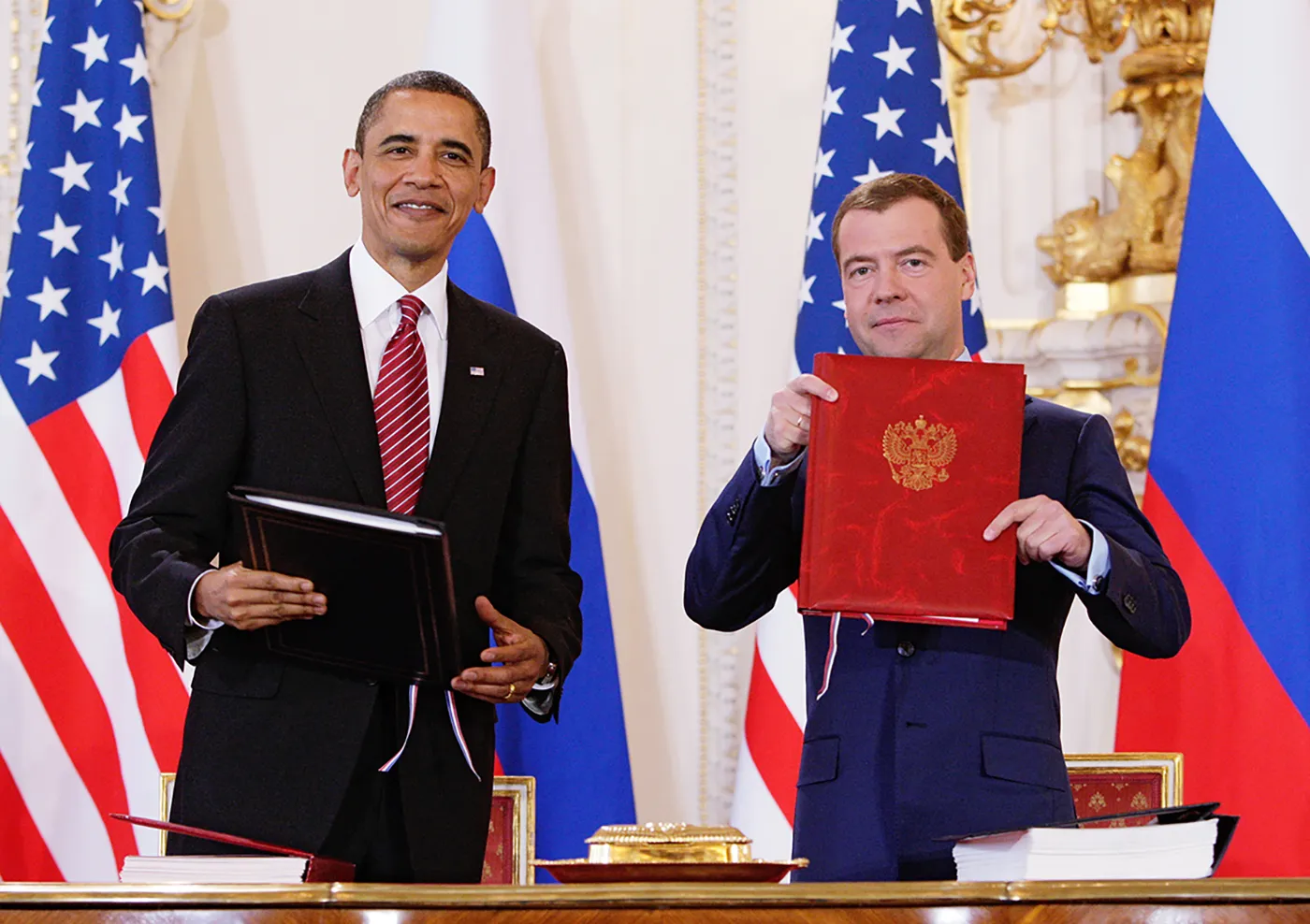 10 стран подписывали договор. Обама Медведев СНВ-3. Обама и Медведев подписали СНВ 3.