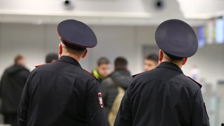 Гея из Чечни задержали в аэропорту Домодедово. Правозащитники опасаются, что его ждут пытки на родине