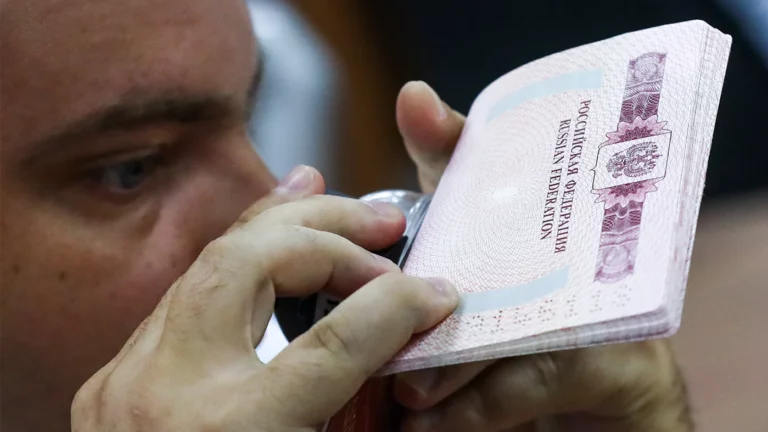 В России приостановили прием документов на выпуск биометрических загранпаспортов