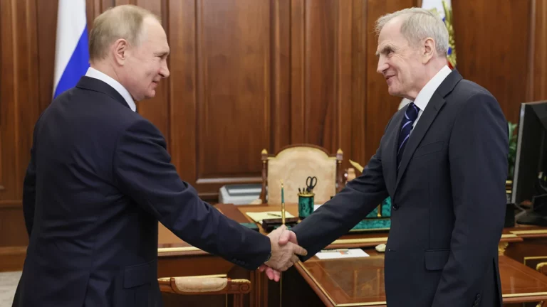 Путин наградил главу Конституционного суда орденом Андрея Первозванного