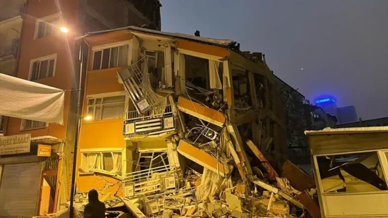 Число жертв землетрясения в Турции достигло 2 921