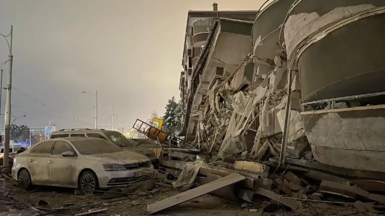 На юго-востоке Турции произошло землетрясение, погибли более 300 человек. Что известно
