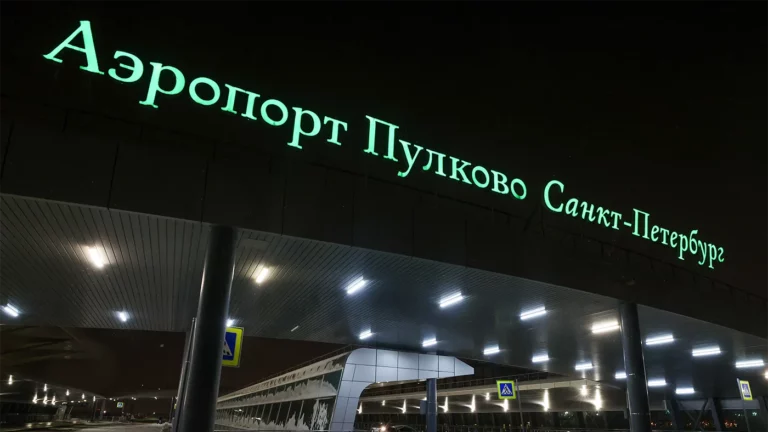 Аэропорт Пулково перестал принимать и отправлять самолеты. Воздушное пространство над Петербургом опустело